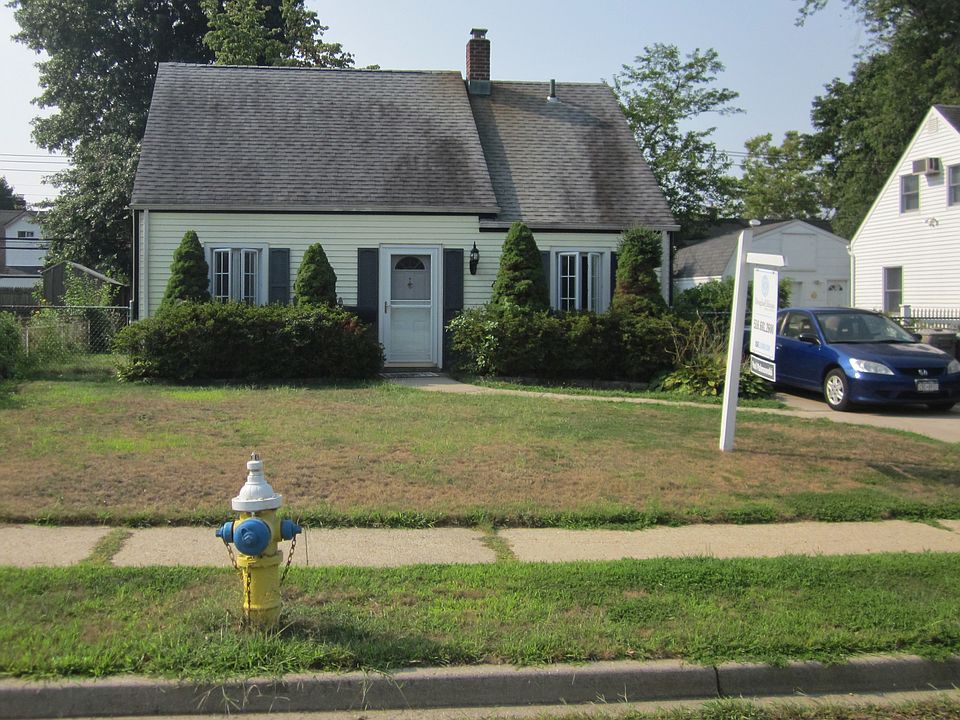1st image of 8 Hickory Ln