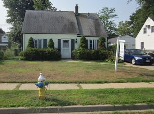 8 Hickory Ln, Levittown, NY 11756