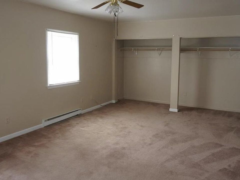 Master Bedroom. Previous renter removed closet doors (can be put back).