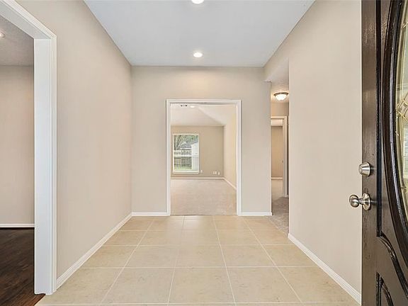 4th image of 802 Foxglove Dr