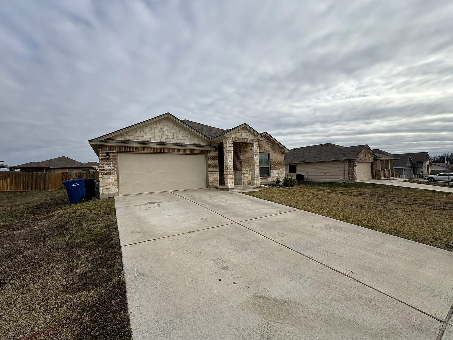 4 bed, 1978 sqft, $1,895 — Photo 2