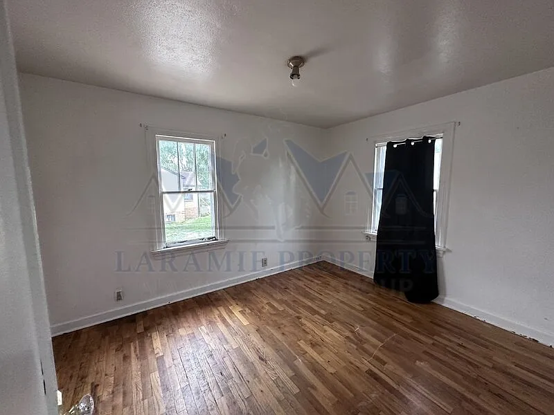 Building Photo - 918 E Gibbon St