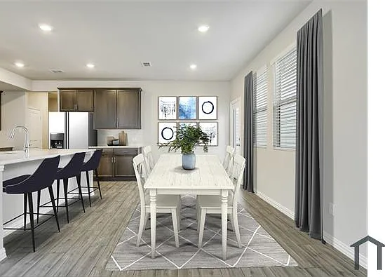 2612 Gateway Ave — Photo 1