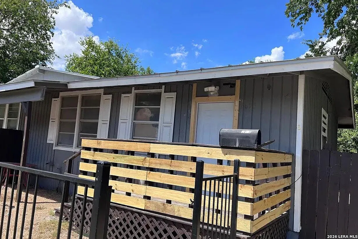 2605 W Poplar St - 2609 W Poplar St — Photo 2