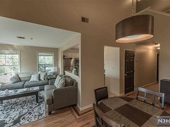 5th image of 142 Cambridge Ct #C042
