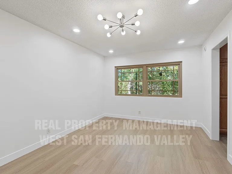 12920 Aetna St — Photo 9