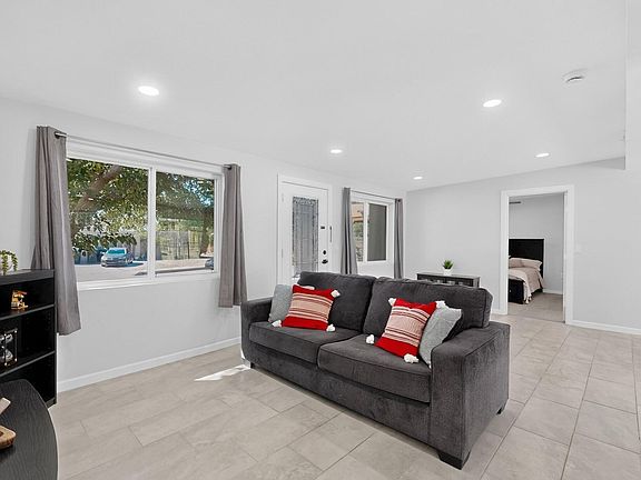 5th image of 1124 Dorothy St NE