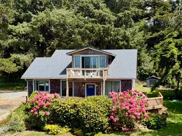 1218 Riverside Dr NE, Bandon, OR 97411