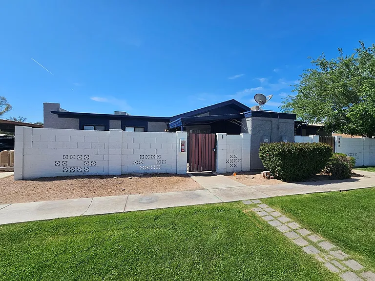 712 N Santa Barbara #1 — Photo 29