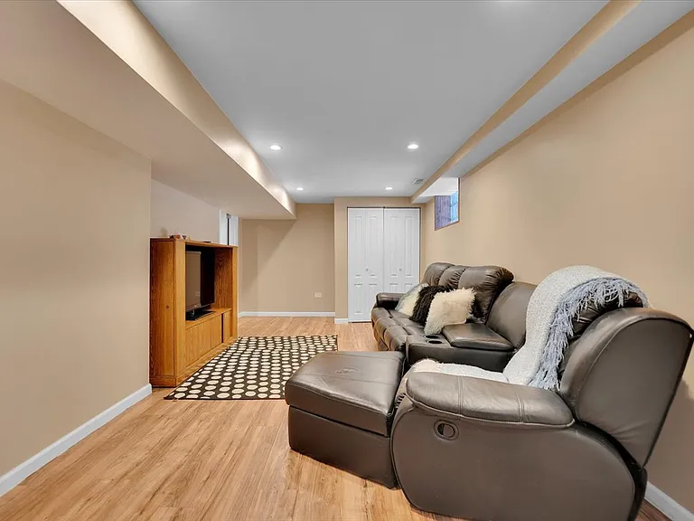 49 N Lake Ave — Photo 10