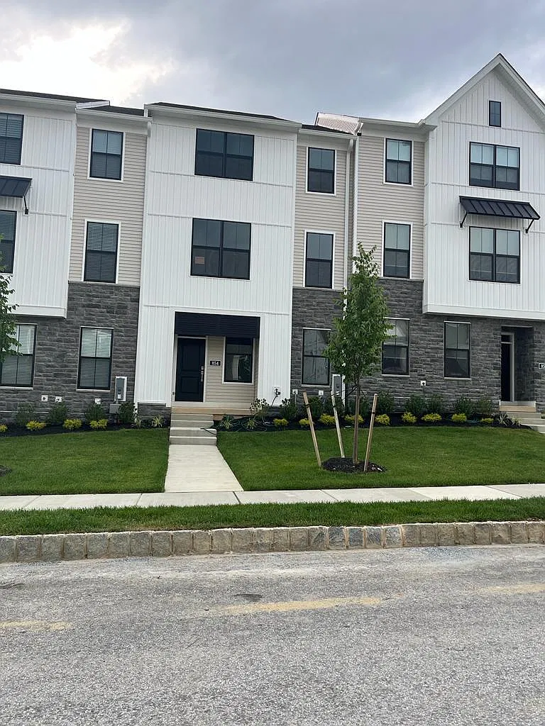 3 bed, 2027 sqft, $4,000 — Photo 1