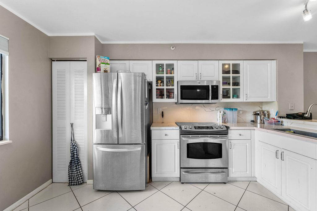 2205 S Cypress Bend Dr APT 302, photo 5