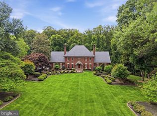 10105 Walker Lake Dr, Great Falls, VA 22066