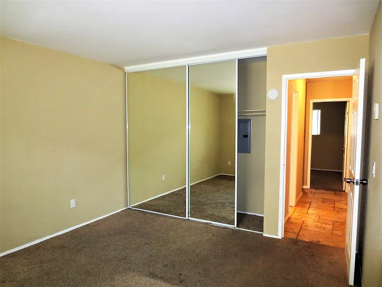 La Paloma Apartments — Photo 10