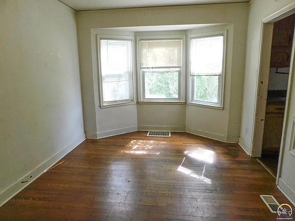 4th image of 2424 SE Kentucky Ave