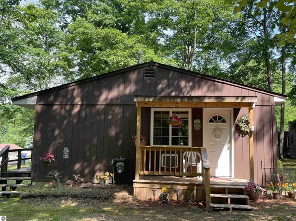910 Norway Ave, Lake, MI 48632