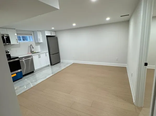209 Consulate Rd #Basement, Mississauga, ON L5B 3E6