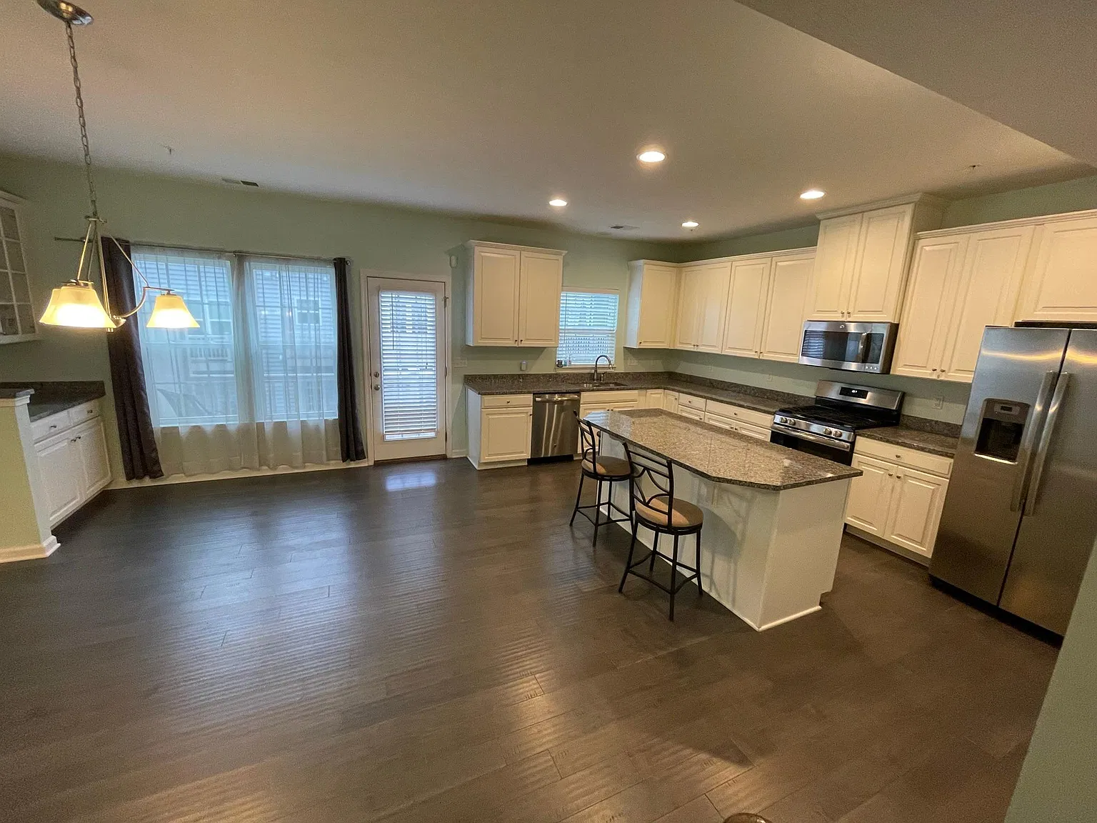 3 bed, 2088 sqft, $2,650 — Photo 2
