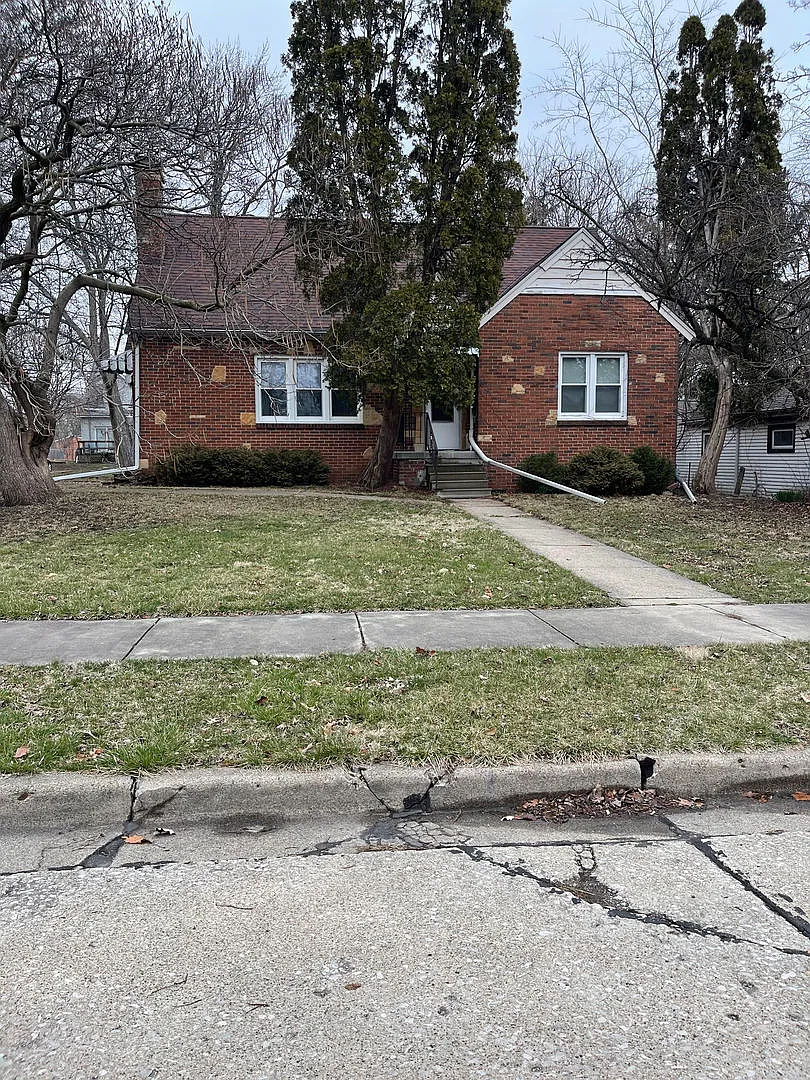 112 Ells Ave photo 1