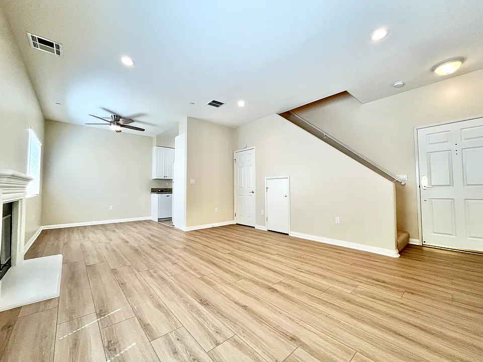 22651 Del Valle St #5