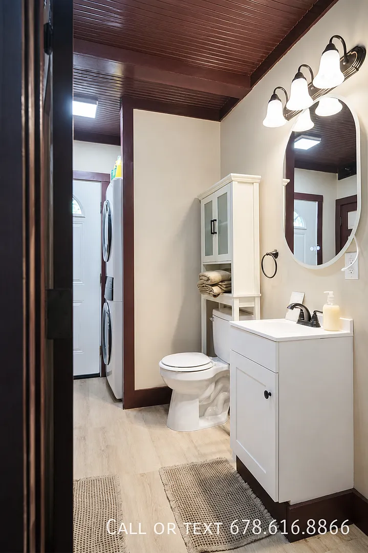 Move-In Ready Furnished Duplex with Private Yard — Photo 2