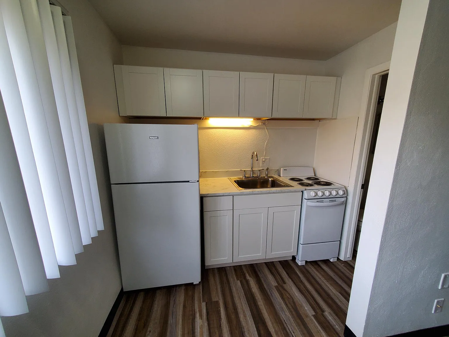 Studio, $575 — Photo 2