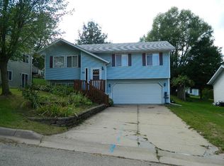 305 N Adams St, Andrew, IA 52030