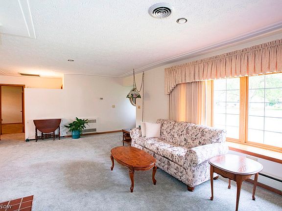 4th image of 30 Meadowbrook Dr