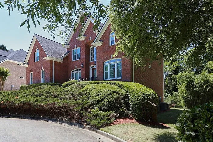 7 bed, 5.0 bath, 6200 sqft, $5,500 — Photo 4