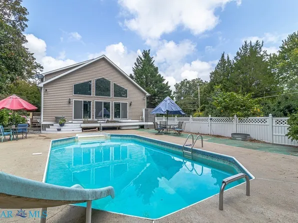 86 Waverly Ave, Kilmarnock, VA 22482