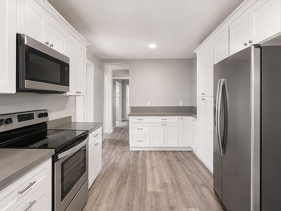 5th image of 1051 W Oak St