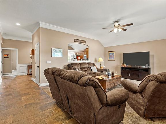 4th image of 1615 NW Creekland Dr