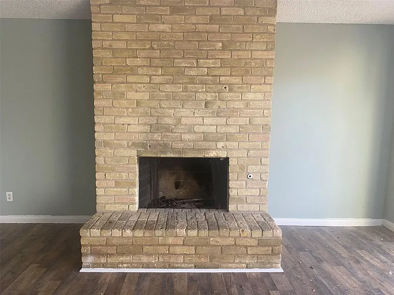 501 Towne House Ln — Photo 9