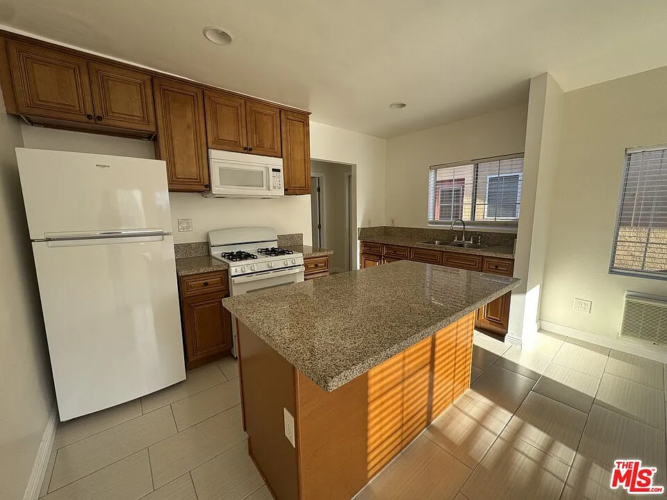 1 bed, 1.0 bath, $1,550 — Photo 2