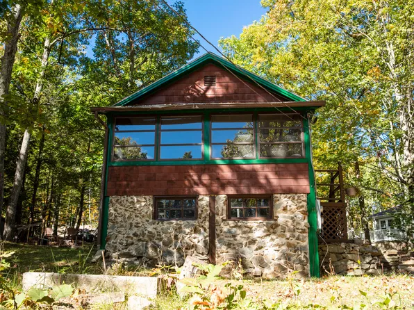 12 3rd St, Windham, NH 03087