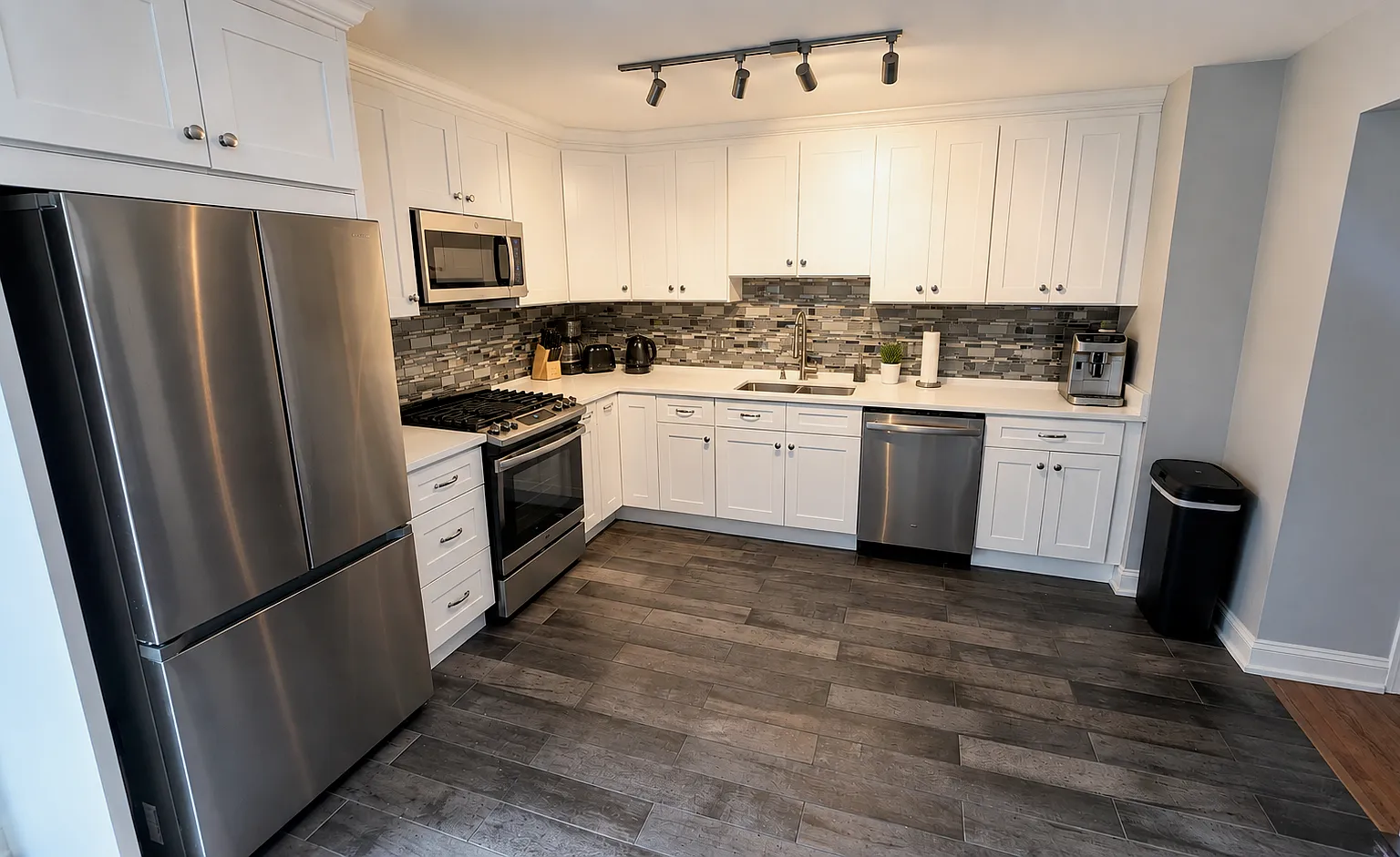 652 Childs St — Photo 4