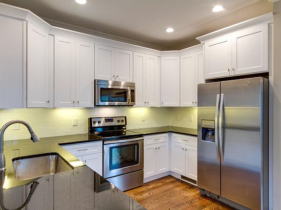 Great counter and cabinet space