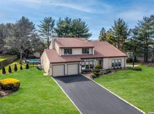 8 Eastwood Pl, Commack, NY 11725