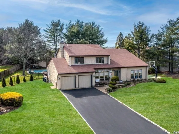 8 Eastwood Place, Commack, NY 11725