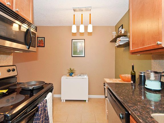 5th image of 2212 Aldrich Ave S APT 305