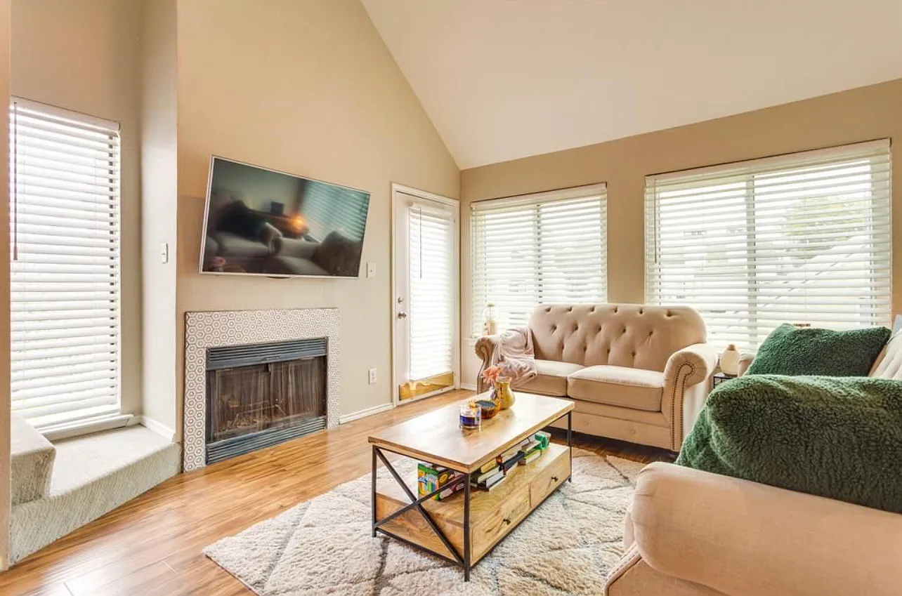 2 bed, 950 sqft, $1,700 — Photo 2
