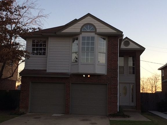 2nd image of 1105 Meadow Park Ln