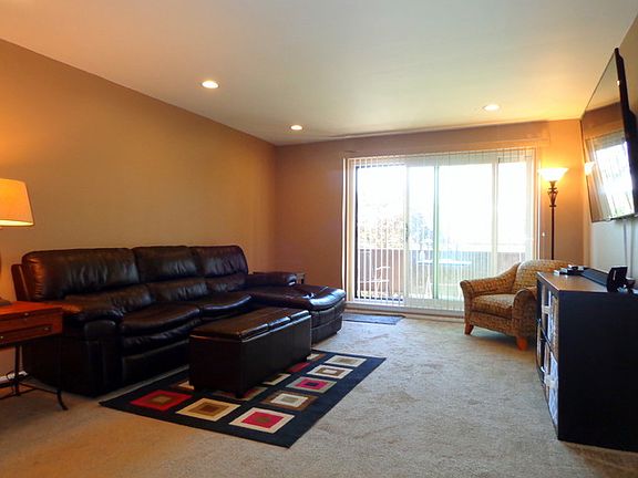 3rd image of 720 Wellington Ave Unit 311
