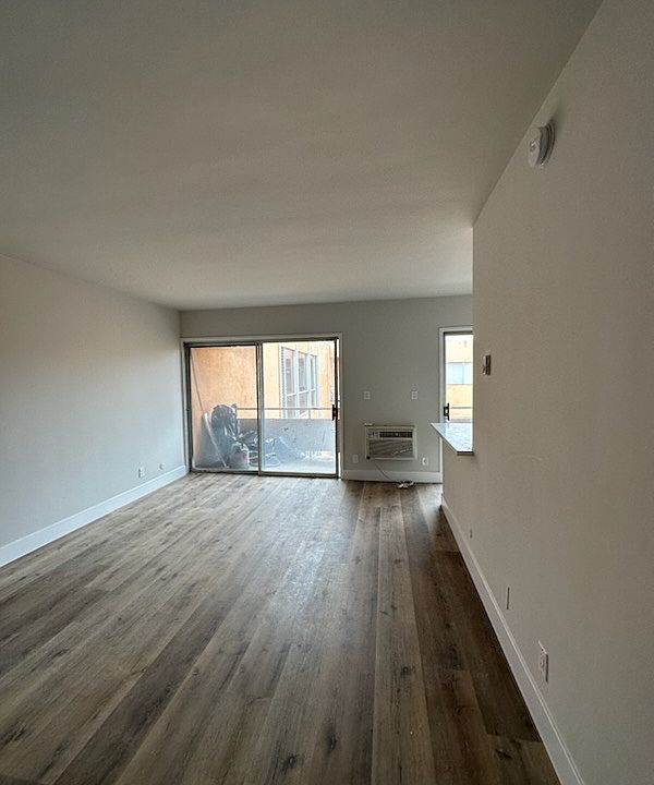 2nd image of 980 Menlo Ave #104A