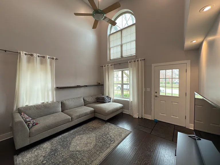 917 Carlisle Ave — Photo 3