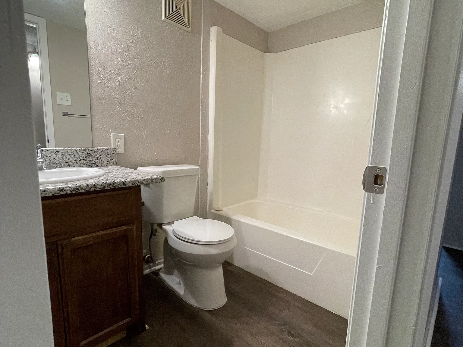 2 bed, 886 sqft, $1,200 — Photo 2