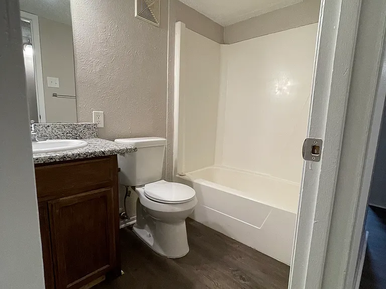 505 Eagle Dr #4 — Photo 2