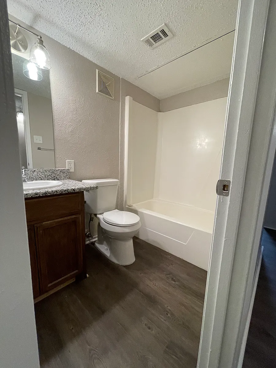 Building Photo - 505 Eagle Dr #4