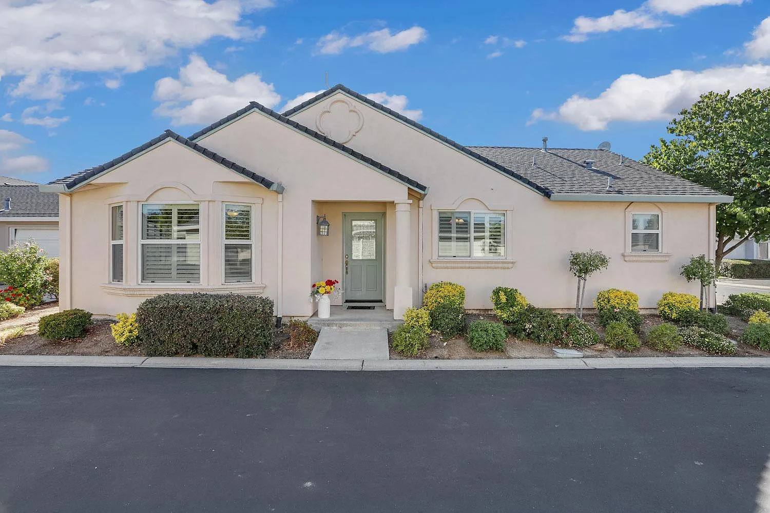 667 Village Dr photo 1