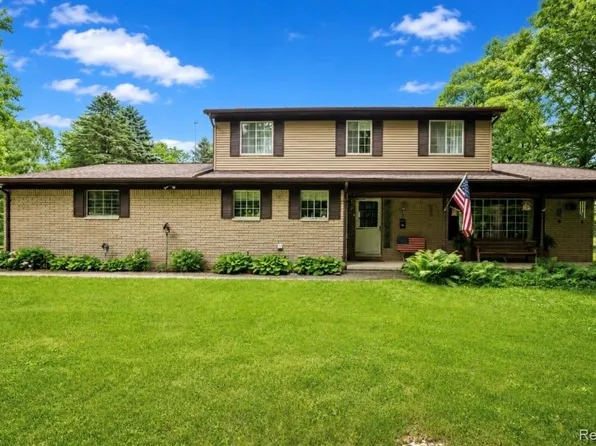 560 Coats Rd, Lake Orion, MI 48362